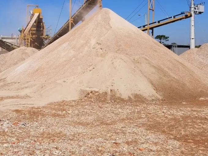 Pilha de areia reciclada na usina da HB Ambiental