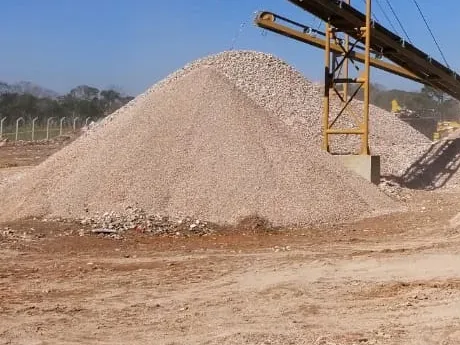 Pilha de brita reciclada na usina da HB Ambiental
